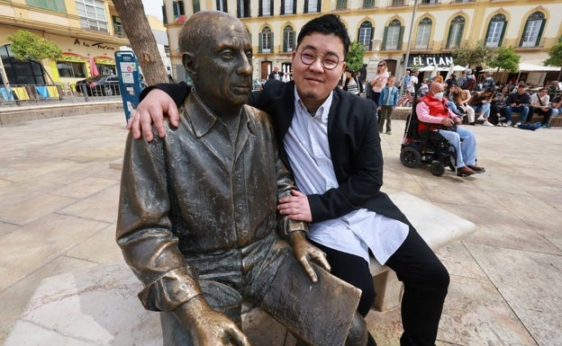 Imagen principal - El artista junto a la escultura de Picasso en la Merced y algunos detalles de la exposición. 