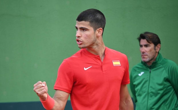 El murciano Carlos Alcaraz, que si es baja Rafa Nadal será el líder español, celebra un punto en su debut en la Copa Davis, en Marbella. 