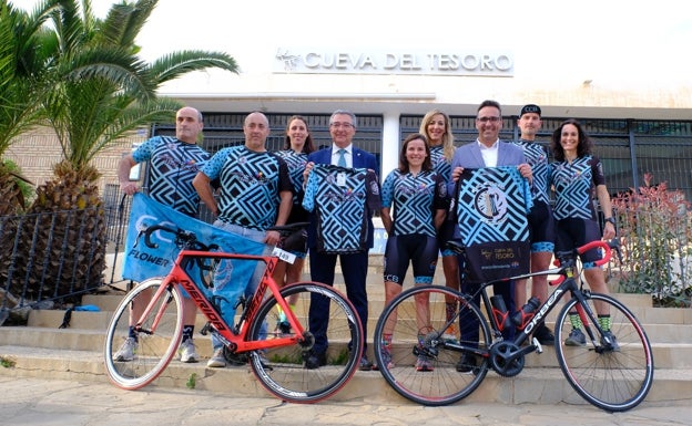 El alcalde y el edil de Deportes, con los integrantes del club ciclista local. 