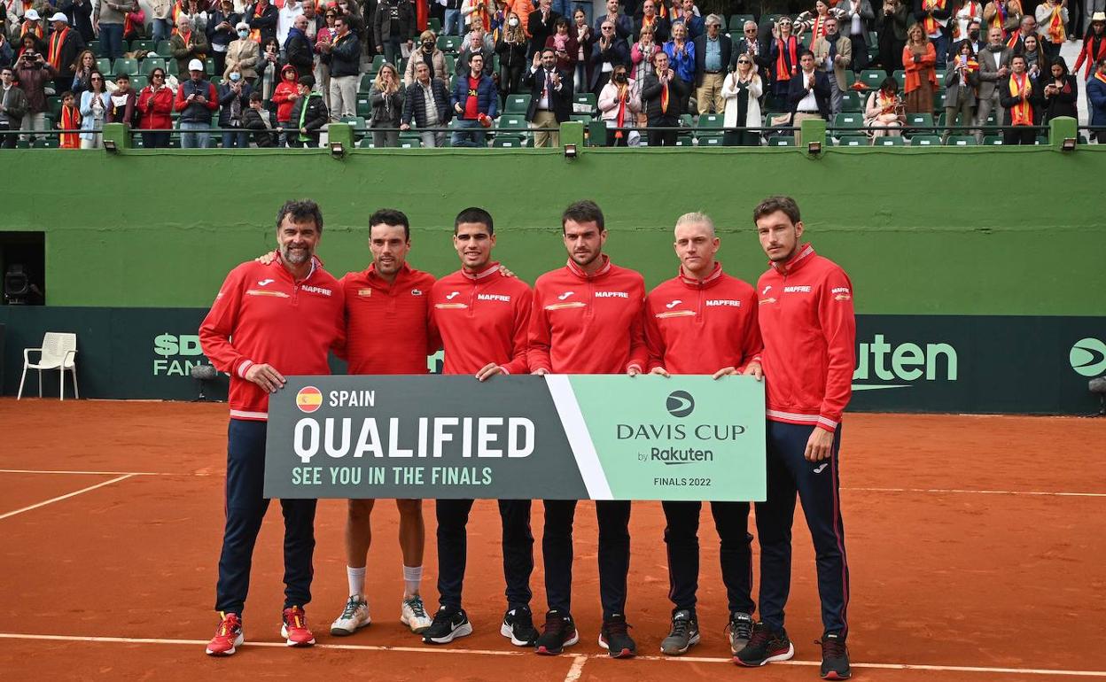 Sergi Bruguera, Roberto Bautista, Carlos Alcaraz, Pedro Martínez, Alejandro Davidovich y Pablo Carreño, tras lograr en Marbella el pase a la fase de grupos. 