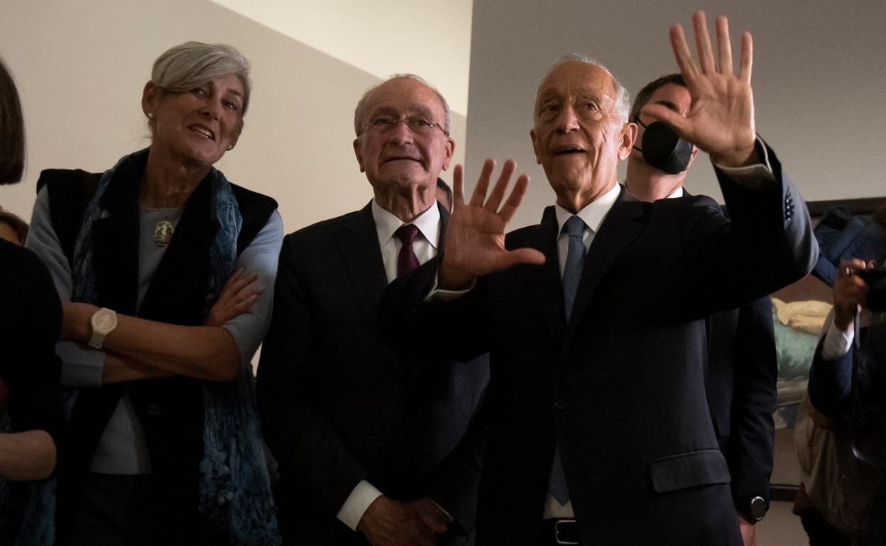 Marta Betanzos, Francisco de la Torre y Marcelo Rebelo de Sousa, en el Museo Picasso. 