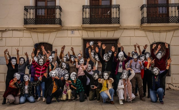 Imagen principal - El taller de escritura creativa de la UMA visitó el pueblo para conocer el proyecto de las máscaras de Lalula Vivenzi.