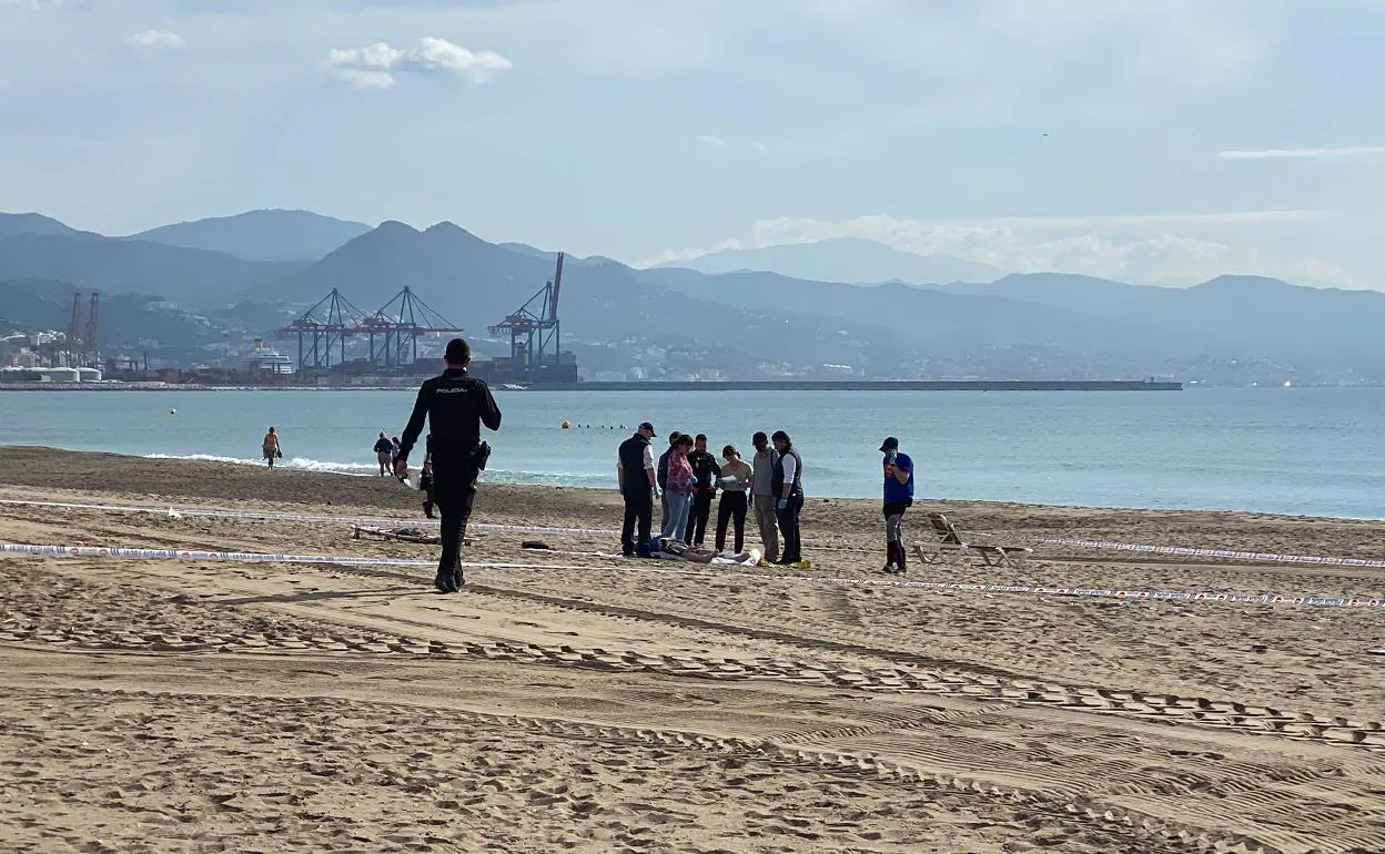 Hallan el cadáver de un hombre en la playa de la Misercordia en Málaga |  Diario Sur