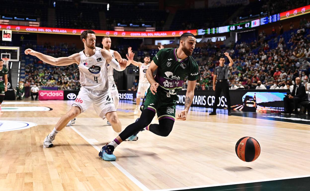 Kalinoski, en una disputa con Francis Alonso en el Unicaja-Breogán. 