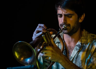 Imagen secundaria 1 - Enrique Oliver (arriba) y Nacho Loring, junto al cartel del Día Internacional del Jazz de Torremolinos.