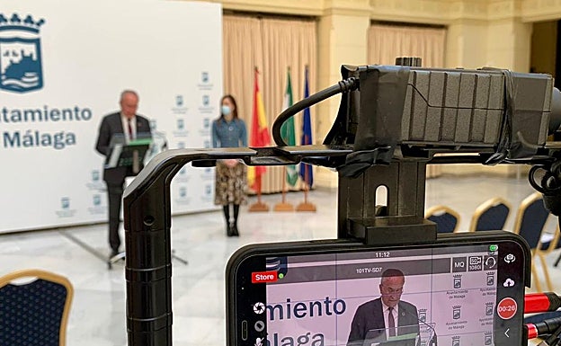 El alcalde de Málaga acompañado de la portavoz popular, Elisa Pérez de Siles