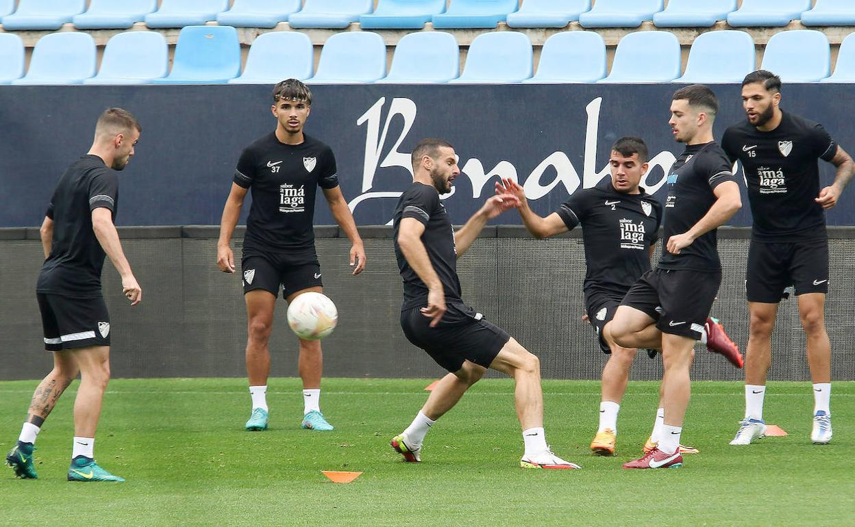 Imagen del entrenamiento de este viernes en La Rosaleda.