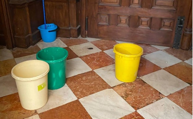 Cubos que se colocaron en el interior de la Catedral el pasado 25 de marzo para recoger las goteras. 