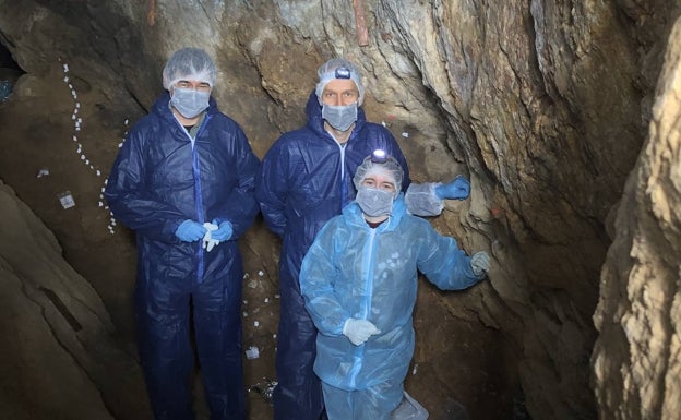 Los investigadores Enrique Viguera (UMA) y Matthias Meyer y Alba Bossoms (Max Planck) toman muestras de sedimentos. 