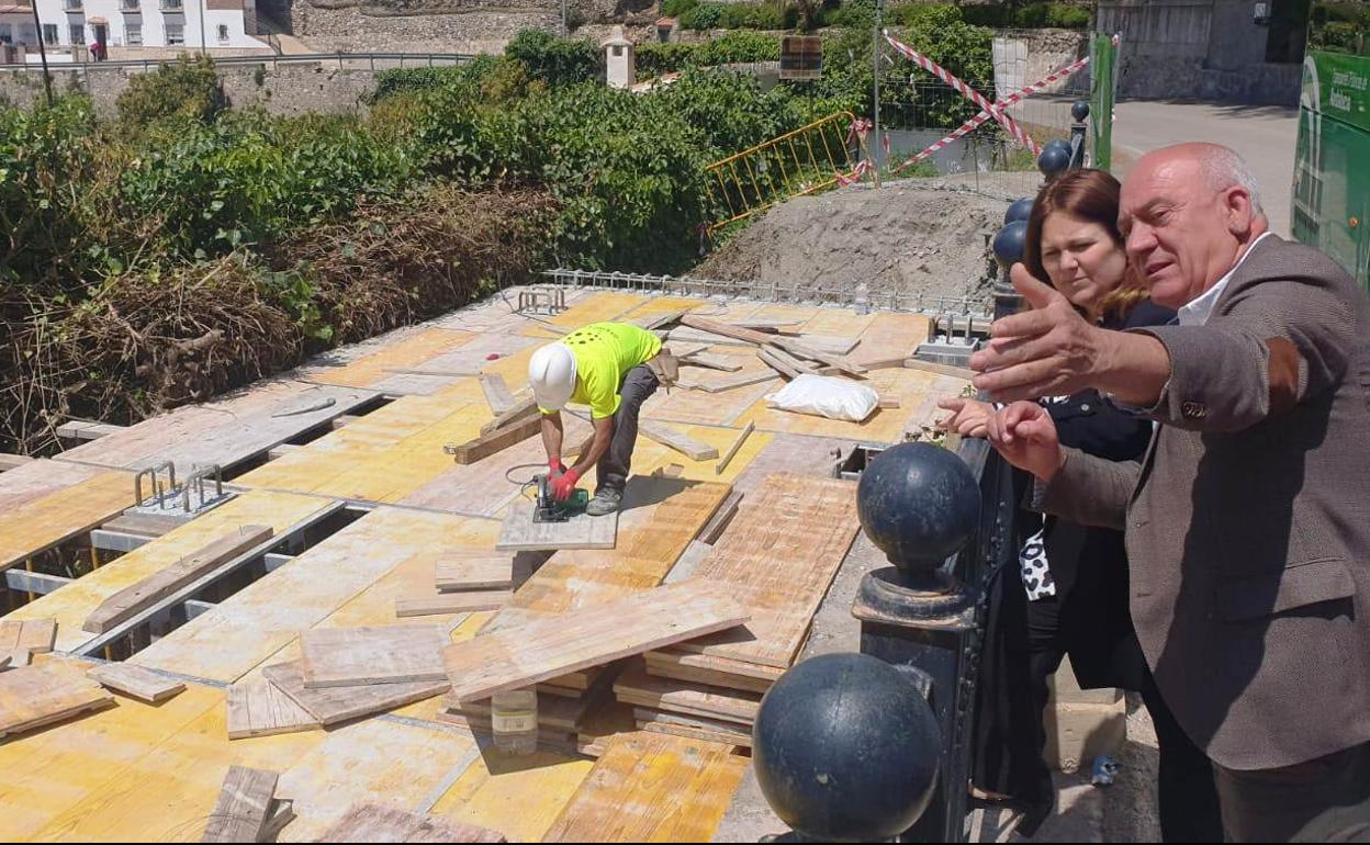 Natacha Rivas y Obdulio Pérez, en su visita a una de las obras que financia la Diputación en Cómpeta. 