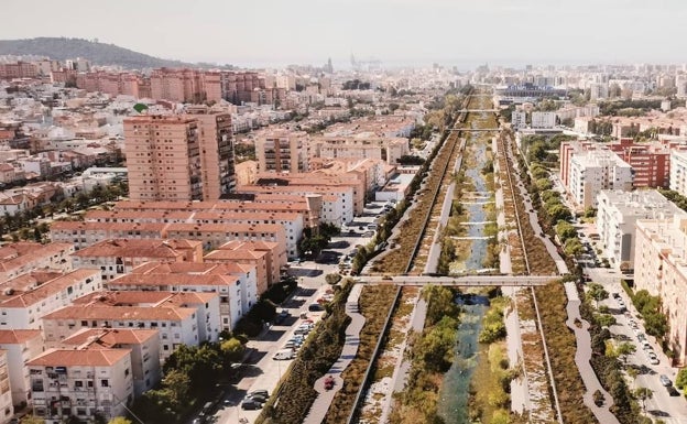 Recreación del proyecto de parque fluvial que acomete la Junta, con un caudal mínimo de agua en el cauce. 