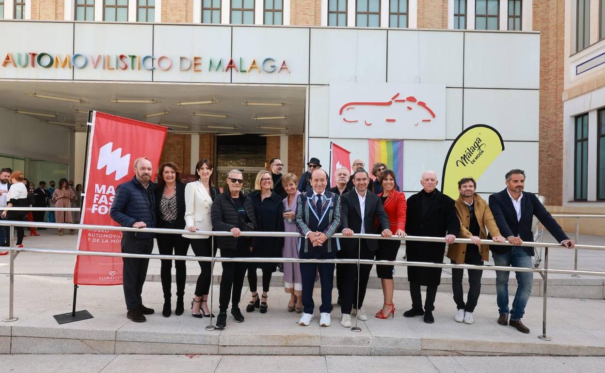 Parte del equipo de diseñadores y expertos, al comienzo de la jornada a las puertas del museo. 