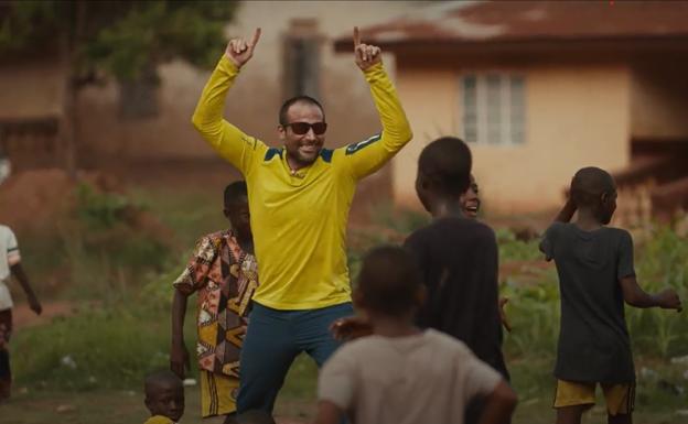 Alex Txikon juega con unos niños en los suburbios de Freetown, capital de Sierra Leona.