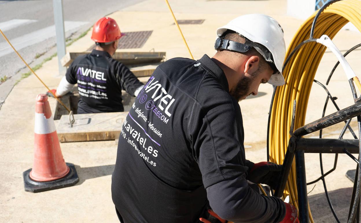 Operarios de Avatel realizando trabajos para el despliegue de fibra óptica. 
