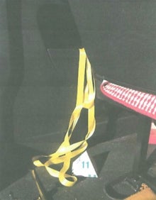 Imagen secundaria 2 - Uno de los procesados durante el atraco, así como el gorro que llevaba y la cuerda con la que ataron a la víctima. 