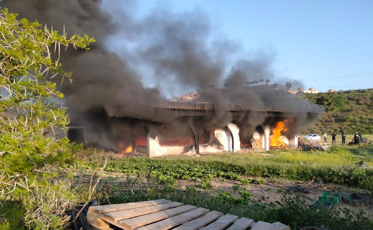 Imagen de la vivienda incendiada este viernes en Vélez-Málaga. 