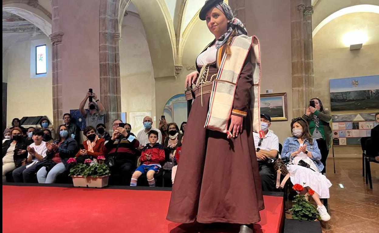 Una pasarela muestra propuestas de vestimenta para la recreación histórica Ronda Romántica