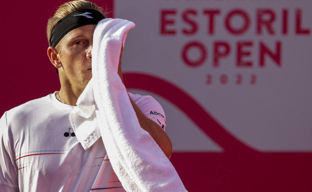 Alejandro Davidovich se seca el sudor con una toalla este viernes en su duelo ante Frances Tiafoe en Estoril. 