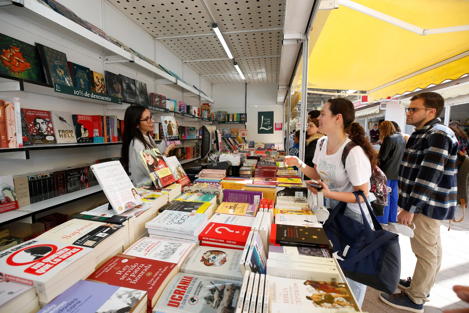 La plaza de la Marina se convierte hasta el próximo 8 de mayo en un libro abierto con las algo más de cuarenta casetas de esta edición. 