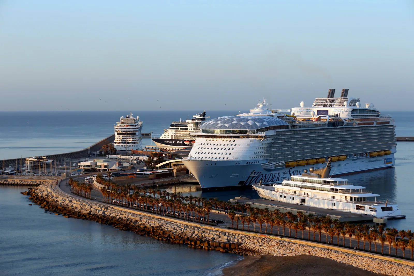 Todo resulta monumental en torno a este gigante del mar de la naviera Royal Caribbean: 236.857 toneladas de peso, 362 metros de eslora, 16 cubiertas y capacidad para casi 7.000 pasajeros atendidos por una tripulación que supera las 2.300 personas.