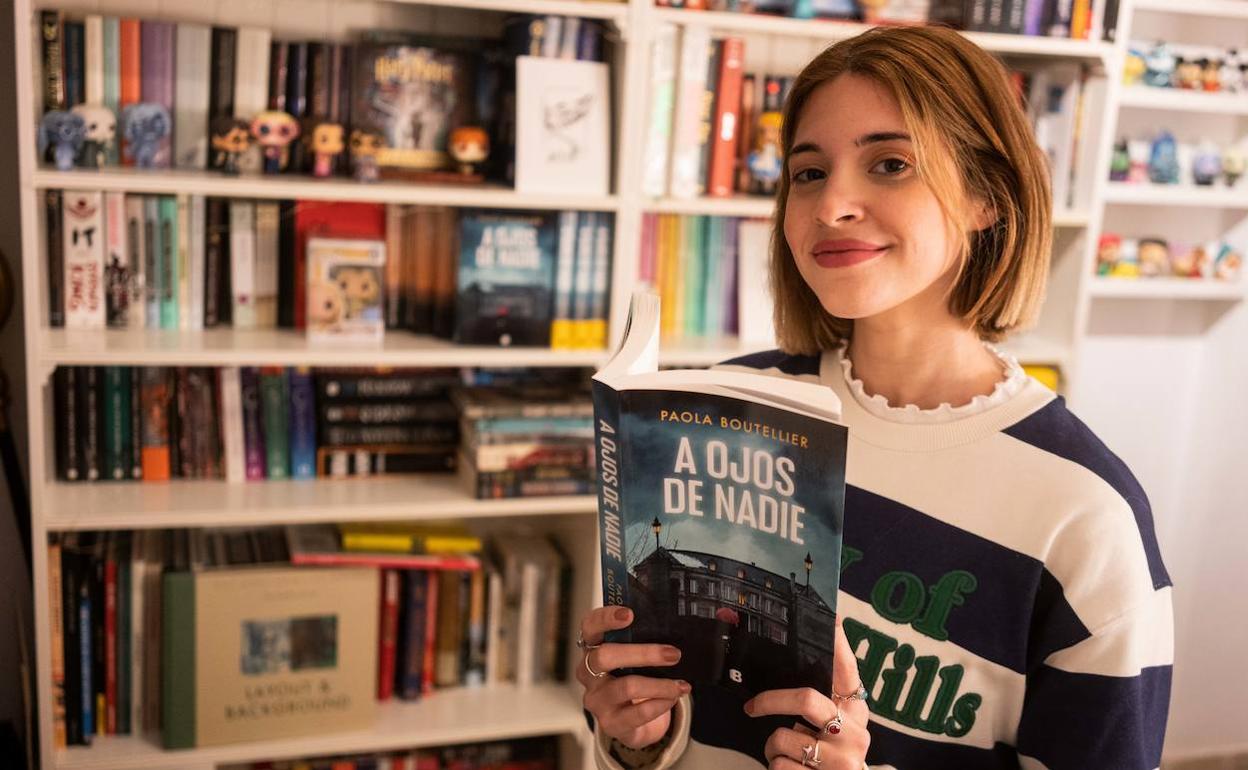 Paola Boutellier sostiene su primera novela.