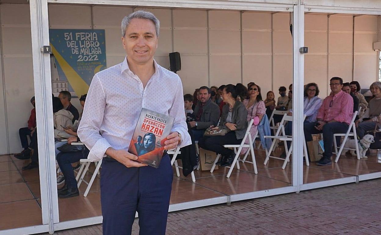 Vicente Vallés, unos minutos antes de la presentación de su libro en la plaza de la Marina.