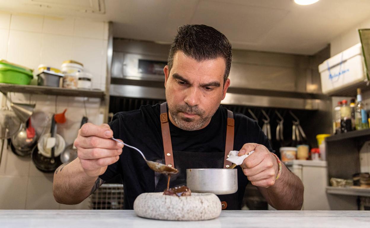 Apostando por la cocina. Álvaro Ávila es un cocinero con técnica, talento y conocimiento, que siempre juega al límite en sabor y riesgo. En esta nueva etapa, apuesta por bocados individuales, muchos de los cuales, por concepto y elaboración, son platos de alta cocina.