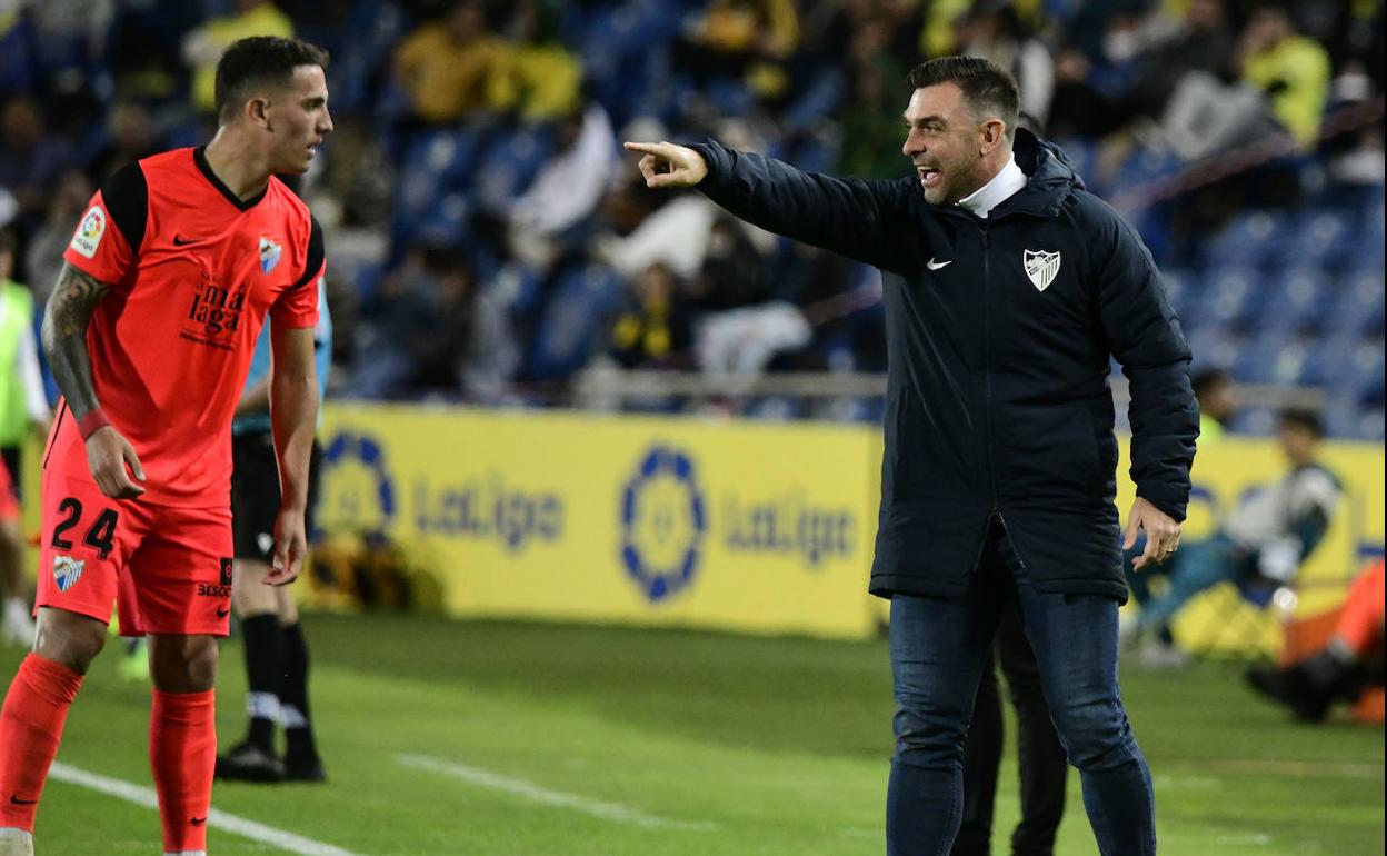 Pablo Guede, entrenador del Málaga, en el estadio de Las Palmas da órdenes a al jugador Cufré.