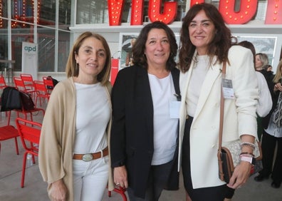 Imagen secundaria 1 - Isabel Pumarega, Cinta Bellerín y María Plaza, en la jornada organizada por APD y DIRCO. Al lado, Catalina Carmona, Amalia Fernández y Esperanza Martín. A continuación, Juan Arenas y Roberto Dueñas. 