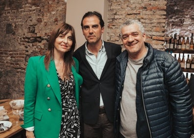 Imagen secundaria 1 - En la primera, El director de Vertical, Julio Barluenga, junto a Jose Luis Muñoz, Juan Muñoz y Eduardo Queipo de Llanos. En la segunda, El chef malagueño Dani Carnero junto a Raquel Aragón y Juan Pablo González. En la última, El chef malagueño Dani Carnero junto al director y sumiller de Vertical, Julio Barluenga. 