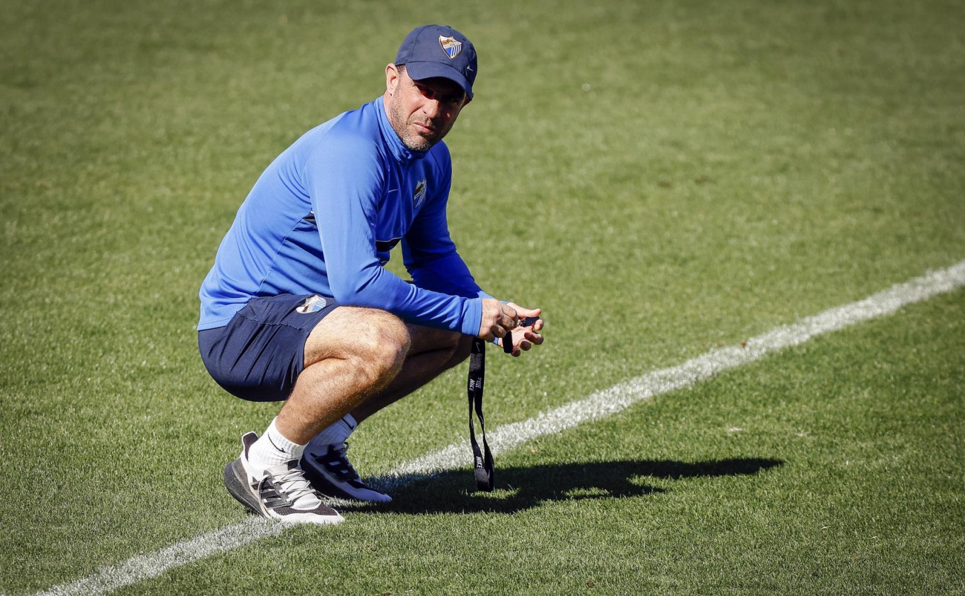 Guede supervisa un entrenamiento reciente con el Málaga. 