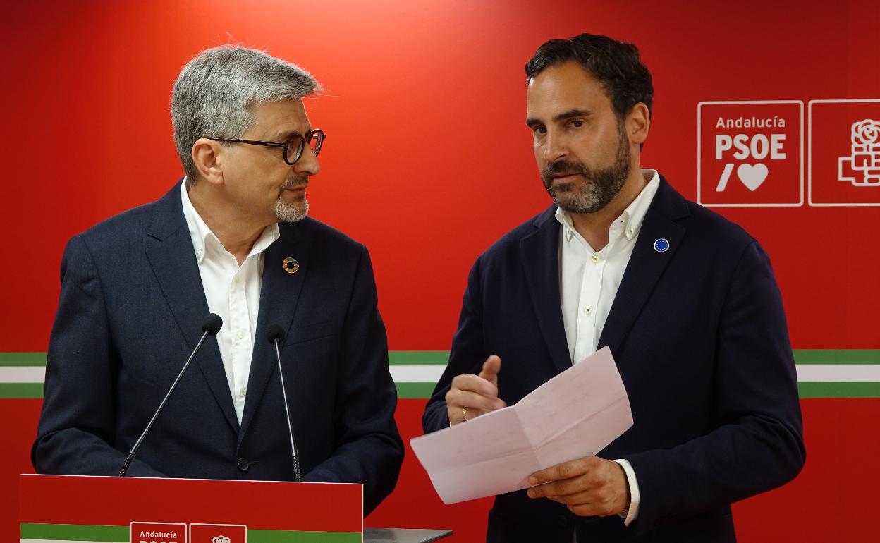 José Aurelio Aguilar, a la izquierda, y Daniel Pérez, esta mañana en la sede socialista.