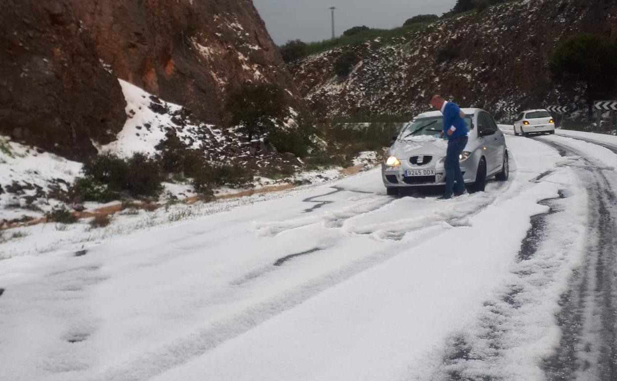 Granizada en la carretera de Ronda a San Pedro de Alcántara, hoy. 