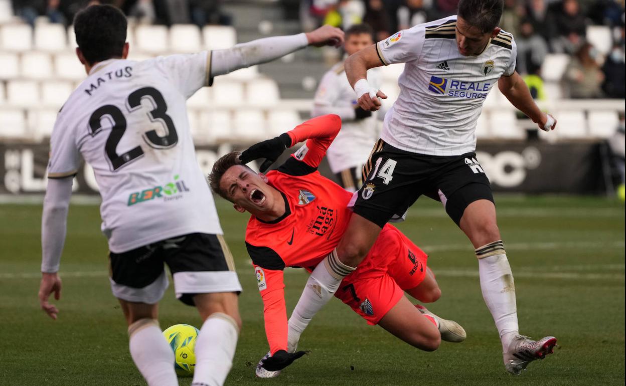 Paulino cae ante Elgezabal en presencia de Matos en el duelo del Málaga ante el Burgos, uno de los equipos sin alicientes deportivos. 