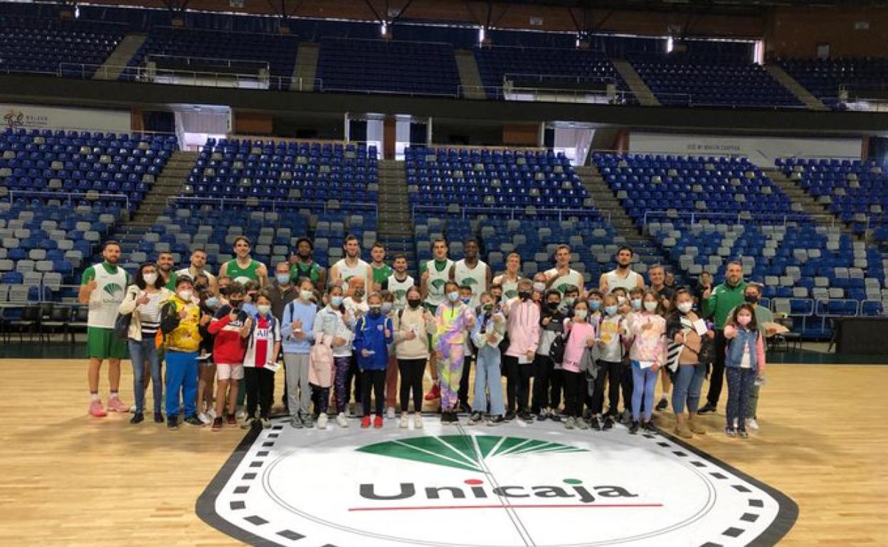 Un grupo de alumnos del Simón Bolívar visitó a la plantilla del Unicaja este martes. 