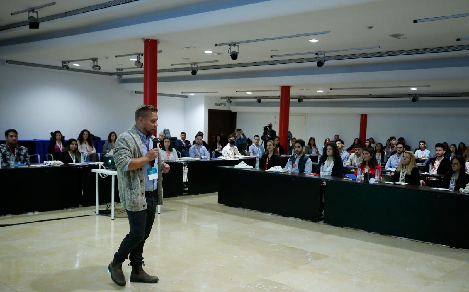 Los 50 seleccionados reciben instrucciones prácticas de las empresas más punteras de la provincia, en la segunda edición de este proyecto que se celebrara en el Palacio de Ferias