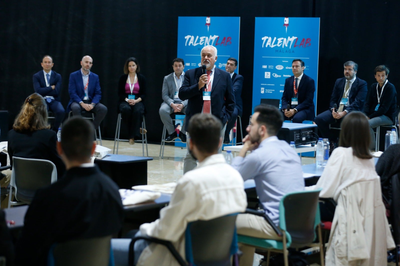 Los 50 seleccionados reciben instrucciones prácticas de las empresas más punteras de la provincia, en la segunda edición de este proyecto que se celebrara en el Palacio de Ferias