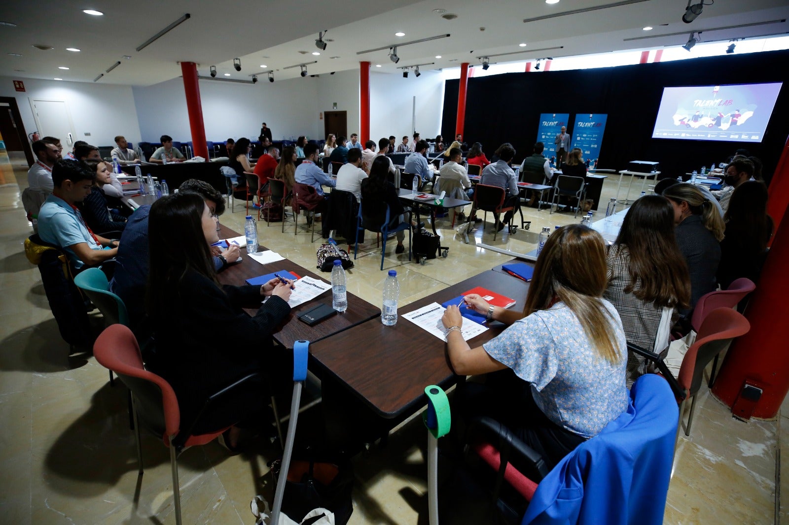 Los 50 seleccionados reciben instrucciones prácticas de las empresas más punteras de la provincia, en la segunda edición de este proyecto que se celebrara en el Palacio de Ferias