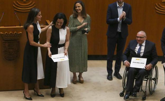 La Reina Letizia e Inmaculada Vivas Tesón en el momento de la entrega del galardón. 