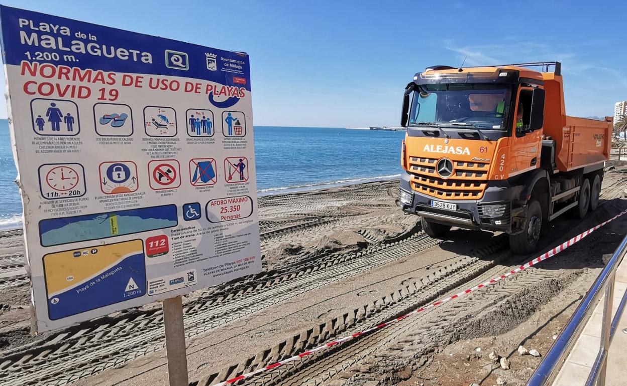 Trabajos para reponer la playa de La Malagueta, en Málaga. 