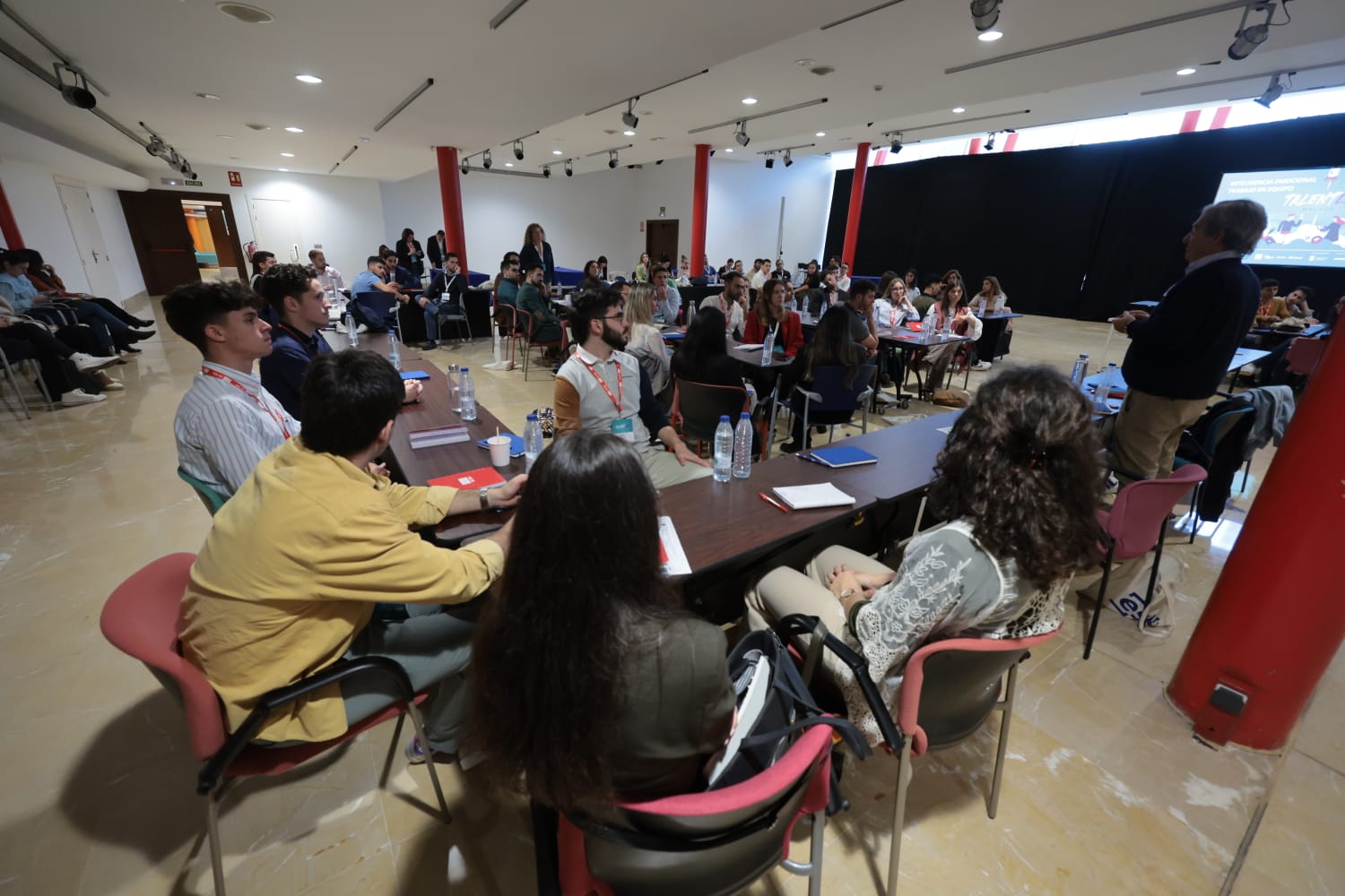 Los 50 seleccionados reciben instrucciones prácticas de las empresas más punteras de la provincia, en la segunda edición de este proyecto que se celebrara en el Palacio de Ferias