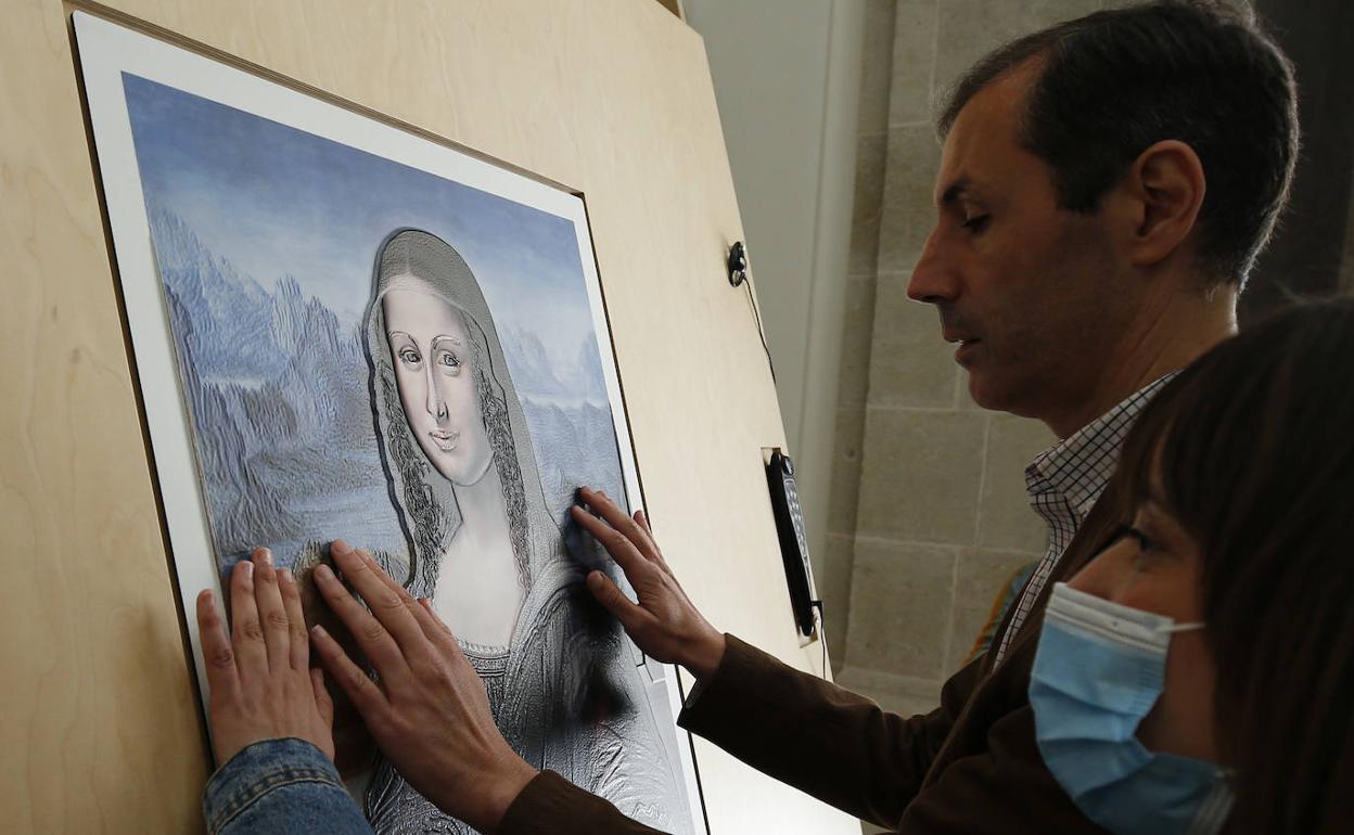 El jefe de Servicios Sociales de la ONCE en Málaga, Marcelo Rosado, durante la visita a la muestra en el Museo de Málaga. 