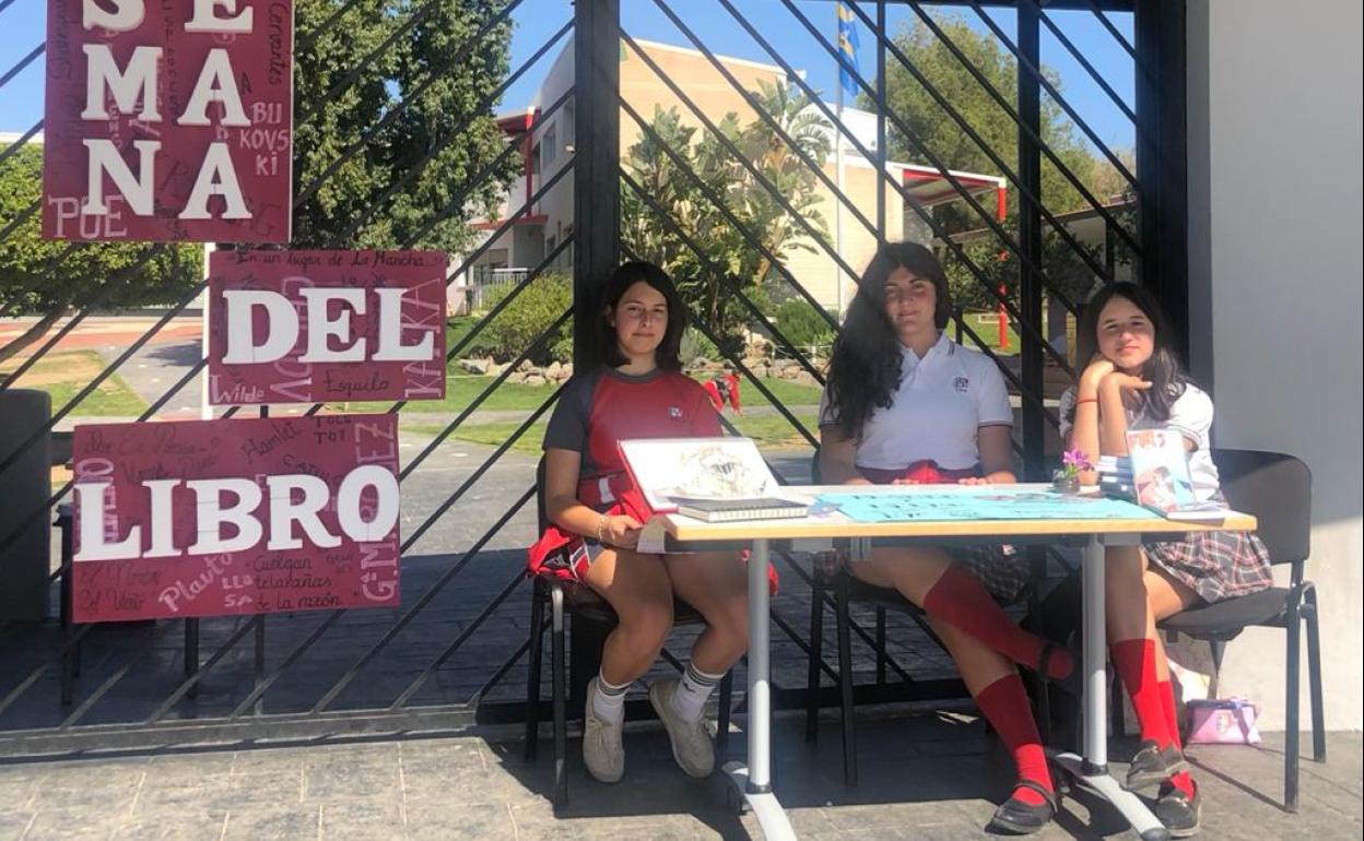 De izquierda a derecha, Julia Doblas Pérez, Elvira Arronis Carrera y Lucía Toré Fernández. 