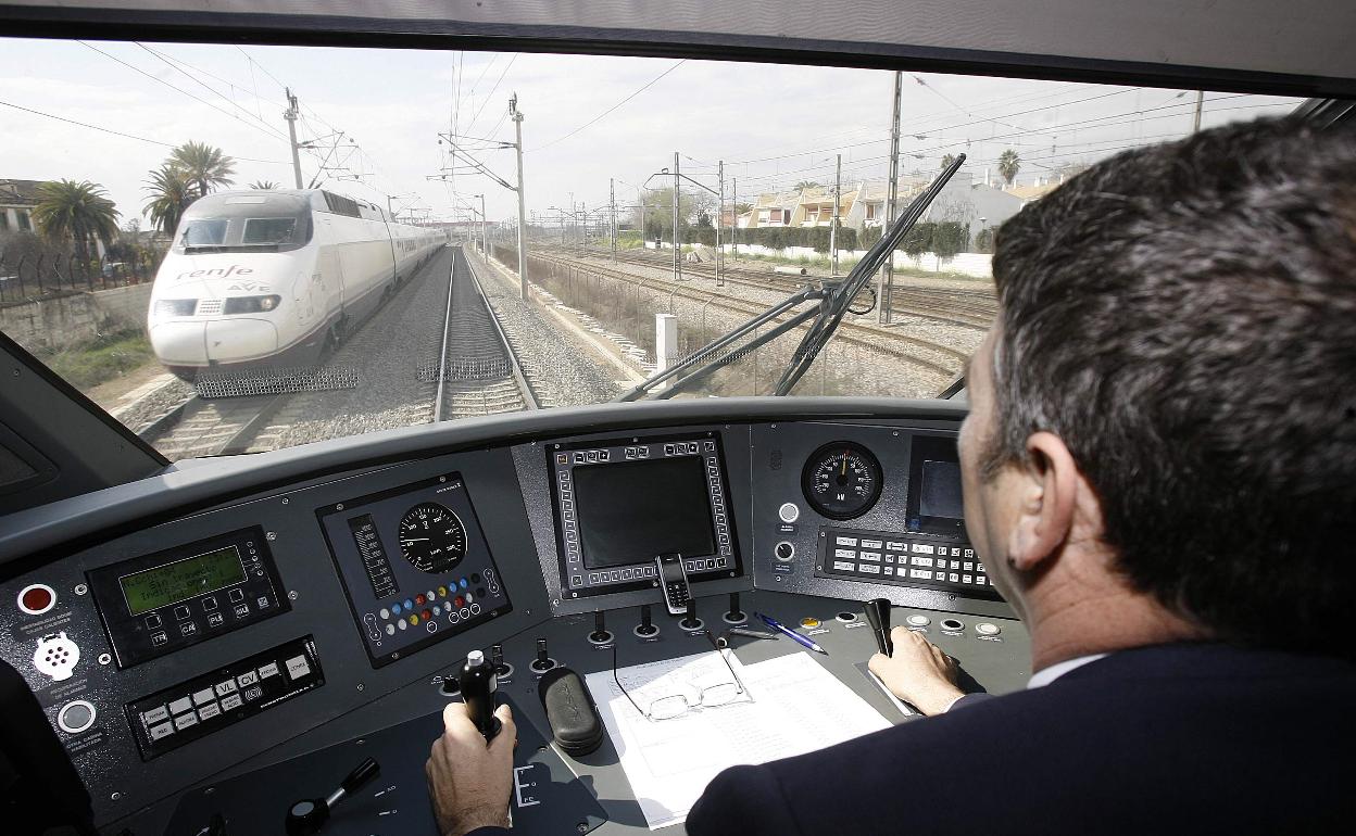 Un maquinista atiende al cruce con un tren Avant. 