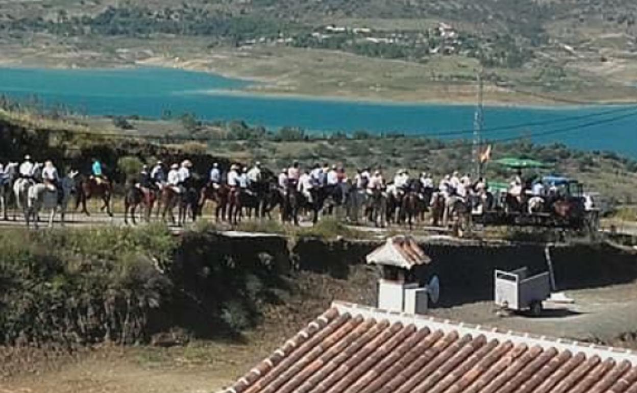 Imagen de una edición anterior de la romería por la carretera que conecta Los Romanes con el embalse de La Viñuela. 