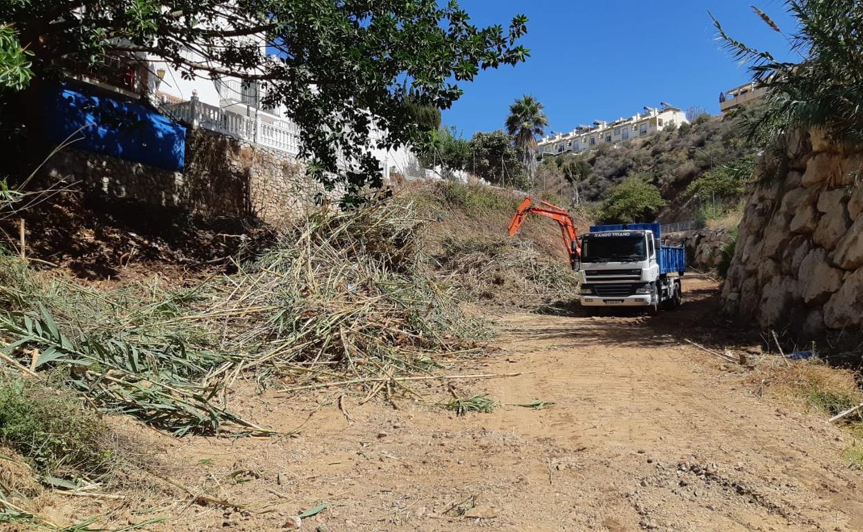 Trabajos de limpieza en uno de los arroyos de Rincón de la Victoria. 