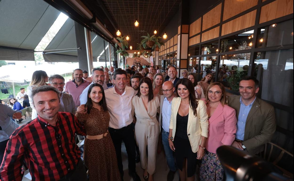 Arrimadas, Marín, Losada, Rodríguez y Díaz, junto a otros cargos orgánicos e institucionales de Ciudadanos al inicio del acto.