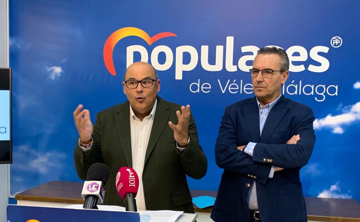 Los ediles del PP veleño Jesús Lupiáñez y Manuel Gutiérrez, en la sede de su partido. 