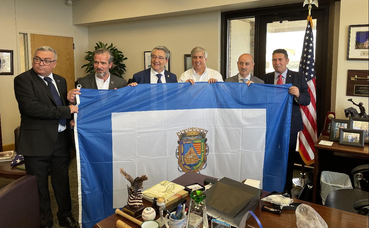 Los alcaldes de La Viñuela y Macharaviaya, con el presidente de la Diputación en Pensacola, en EE UU. 