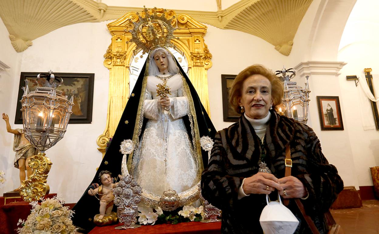 Isabel Ríos Clavijo ante la Virgen de la Vera Cruz de la Cofradía de los Estudiantes. 